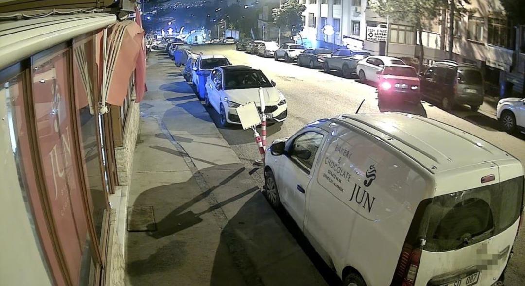 Alkoll&uuml; s&uuml;r&uuml;c&uuml; park halindeki 5 araca &ccedil;arpıp ka&ccedil;tı 1