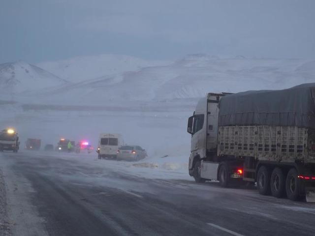 Erzurum-Artvin karayolunda tipi etkili oldu, 6 ara&ccedil; kaza yaptı