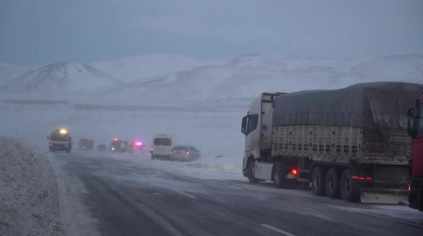 Erzurum-Artvin karayolunda tipi etkili oldu, 6 ara&ccedil; kaza yaptı
