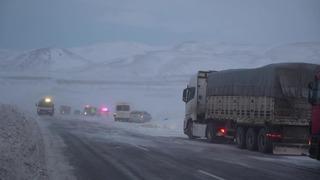 Erzurum-Artvin karayolunda tipi etkili oldu, 6 araç kaza yaptı