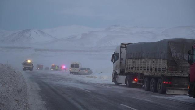 Erzurum-Artvin karayolunda tipi etkili oldu, 6 araç kaza yaptı