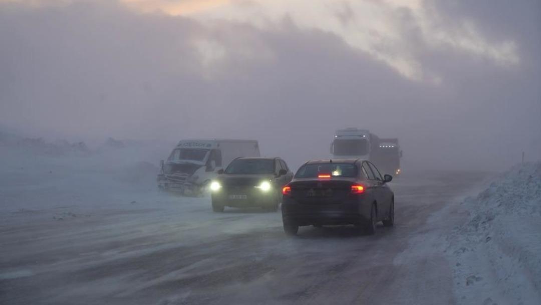 Erzurum-Artvin karayolunda tipi etkili oldu, 6 araç kaza yaptı 1