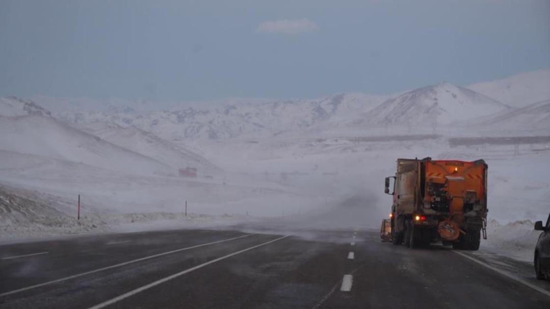 Erzurum-Artvin karayolunda tipi etkili oldu, 6 araç kaza yaptı 2