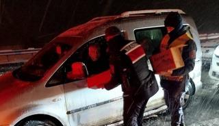 Yolda mahsur kalan vatandaşlara jandarmadan yardım