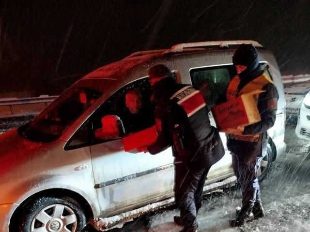Yolda mahsur kalan vatandaşlara jandarmadan yardım
