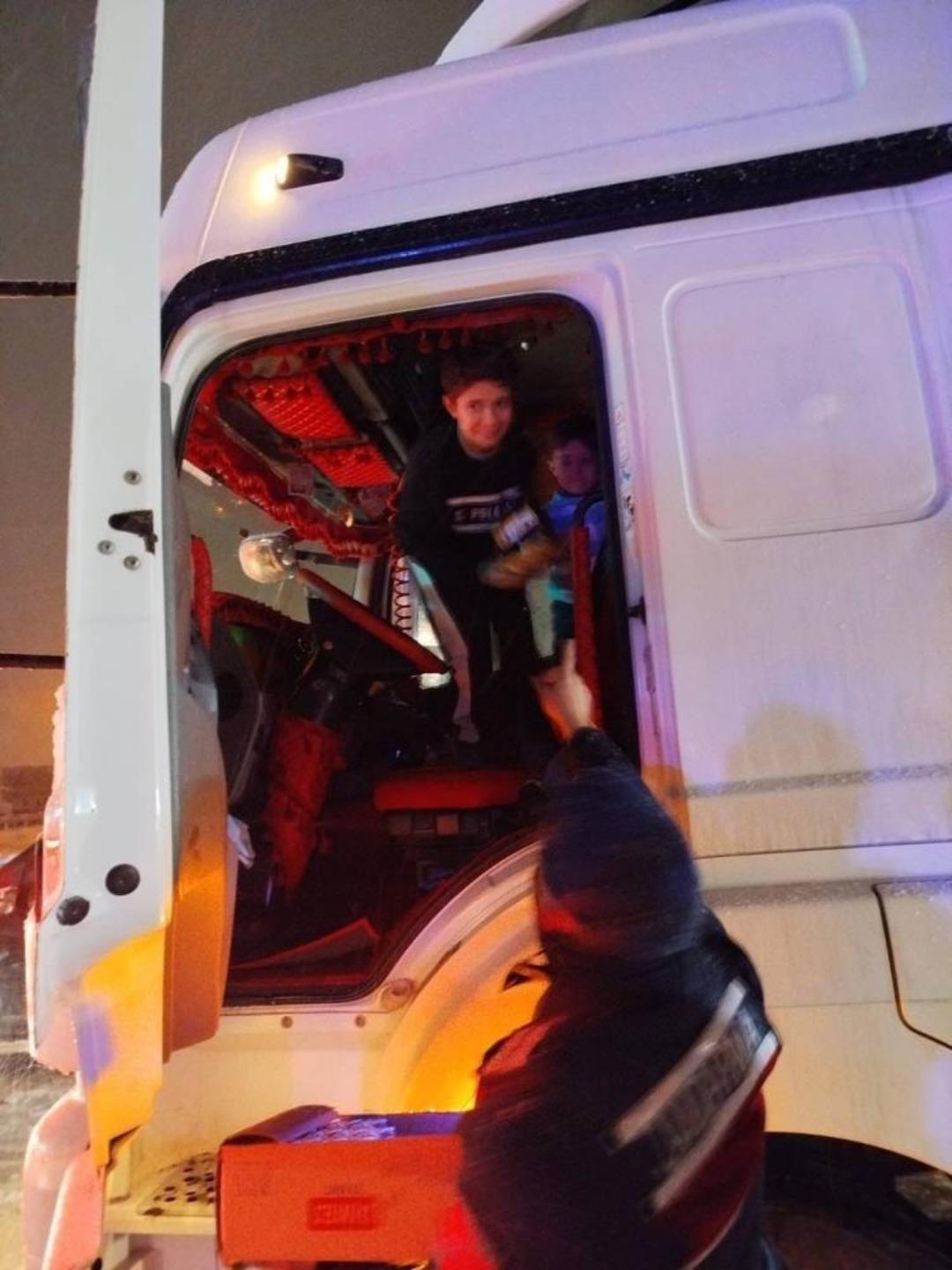 Kahramanmaraş ta yolda mahsur kalan vatandaşlara jandarmadan yardım 1