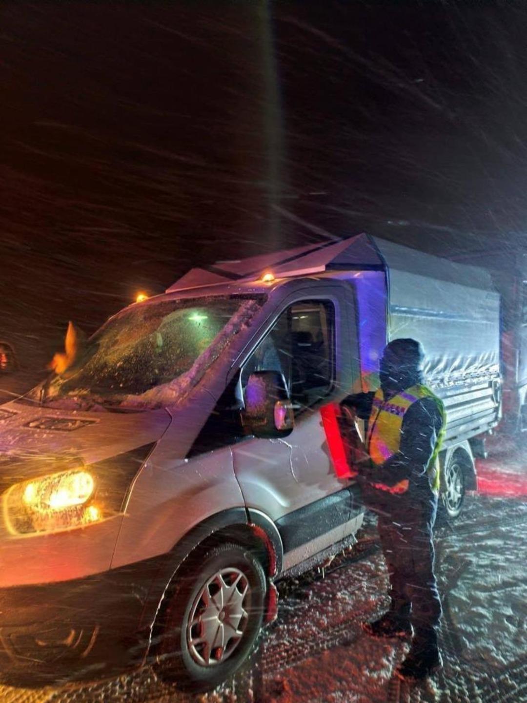 Kahramanmaraş ta yolda mahsur kalan vatandaşlara jandarmadan yardım 2