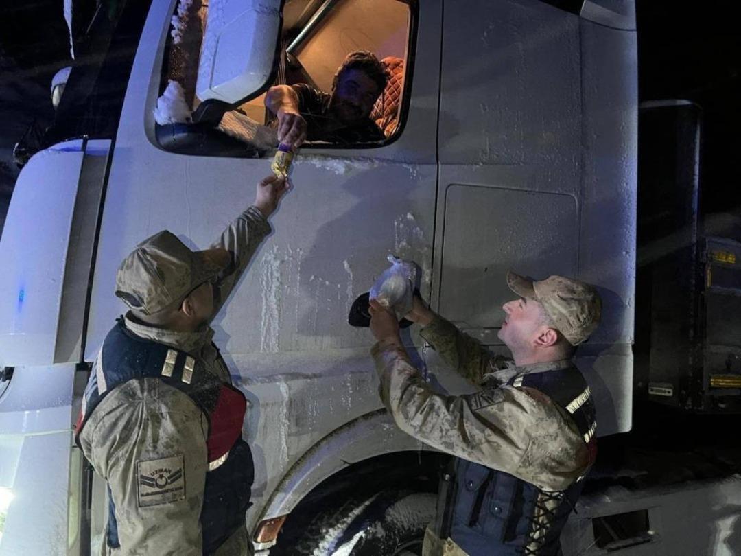 Kahramanmaraş ta yolda mahsur kalan vatandaşlara jandarmadan yardım 3
