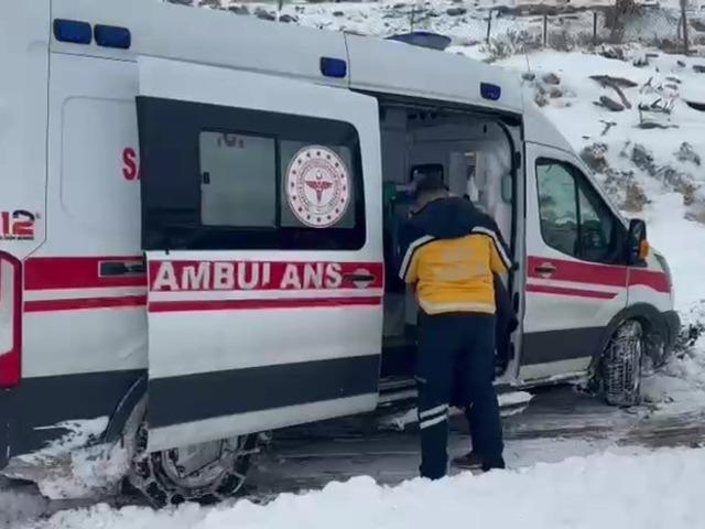 Kapanan yolda mahsur kalan ambulans kurtarıldı