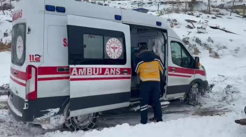 Gerc&uuml;ş'te kar nedeniyle kapanan yolda mahsur kalan ambulans kurtarıldı
