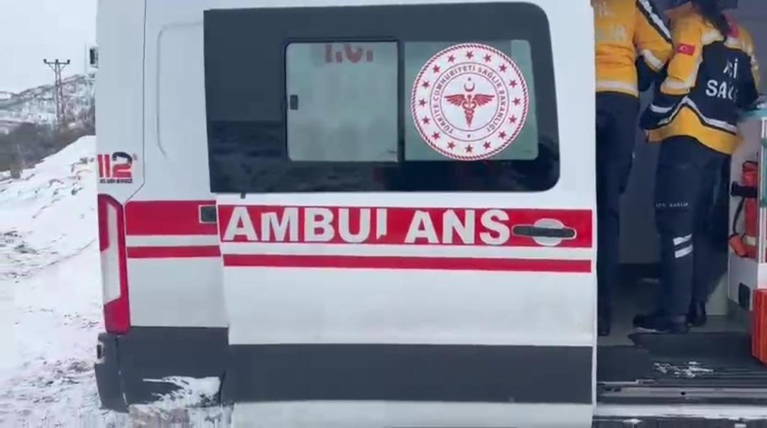 Gerc&uuml;ş te kar nedeniyle kapanan yolda mahsur kalan ambulans kurtarıldı 1
