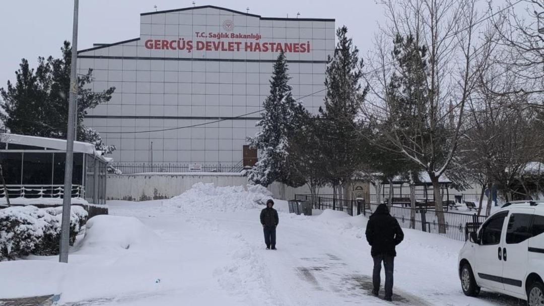 Gerc&uuml;ş te kar nedeniyle kapanan yolda mahsur kalan ambulans kurtarıldı 2