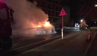 Seyir halindeki kamyonet &ccedil;ıkan yangında k&uuml;le d&ouml;nd&uuml;