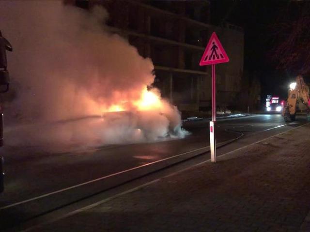 Seyir halindeki kamyonet &ccedil;ıkan yangında k&uuml;le d&ouml;nd&uuml;