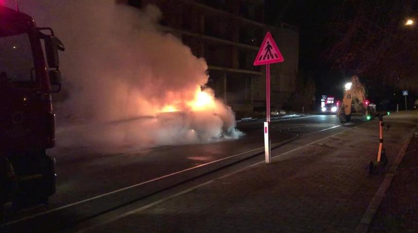 Ordu&rsquo;da seyir halindeki kamyonet &ccedil;ıkan yangında k&uuml;le d&ouml;nd&uuml;
