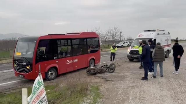 Gönen'de minibüs ile motosiklet çarpıştı: 1 yaralı