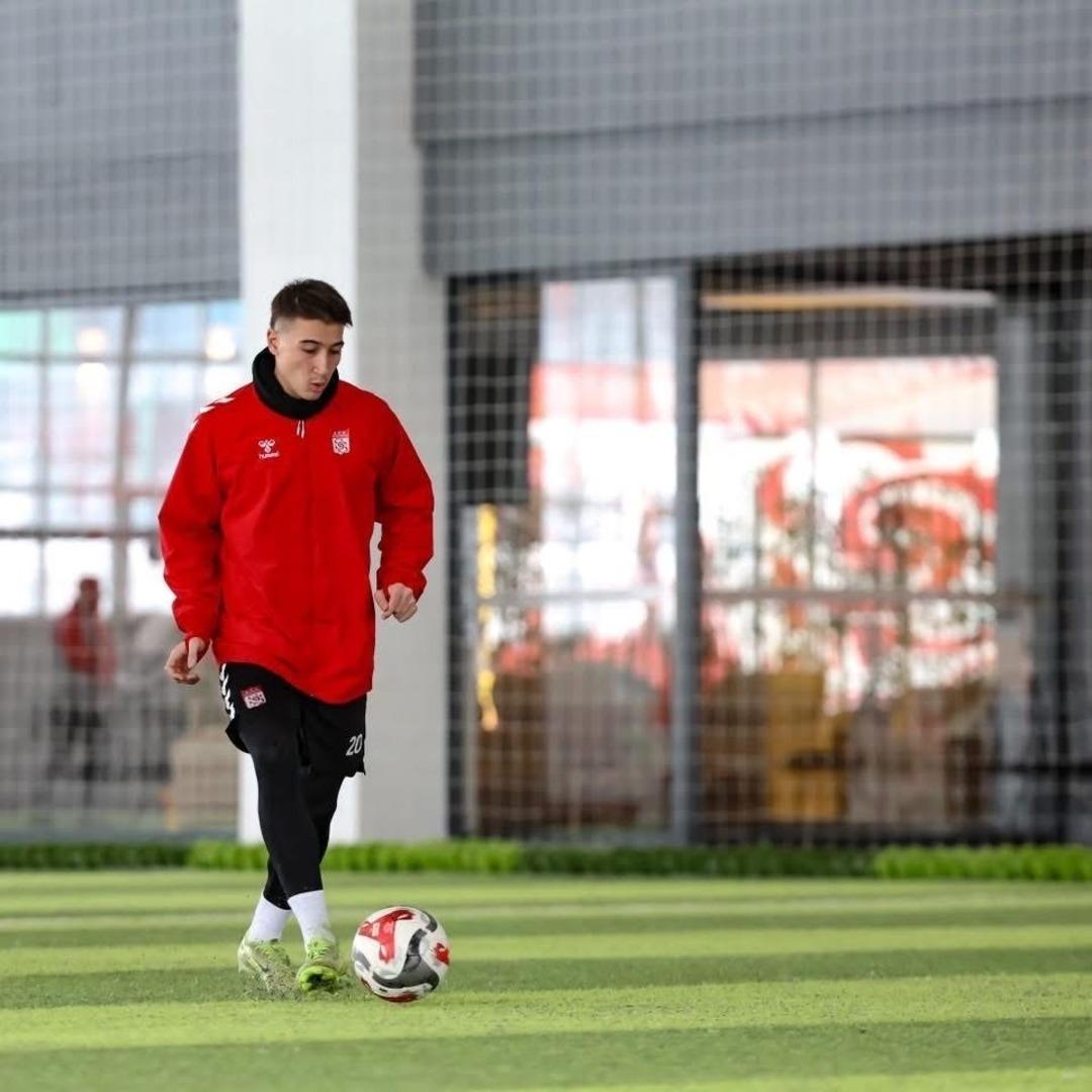 Sivasspor, yoğun kar sebebiyle kapalı sahada &ccedil;alıştı 1