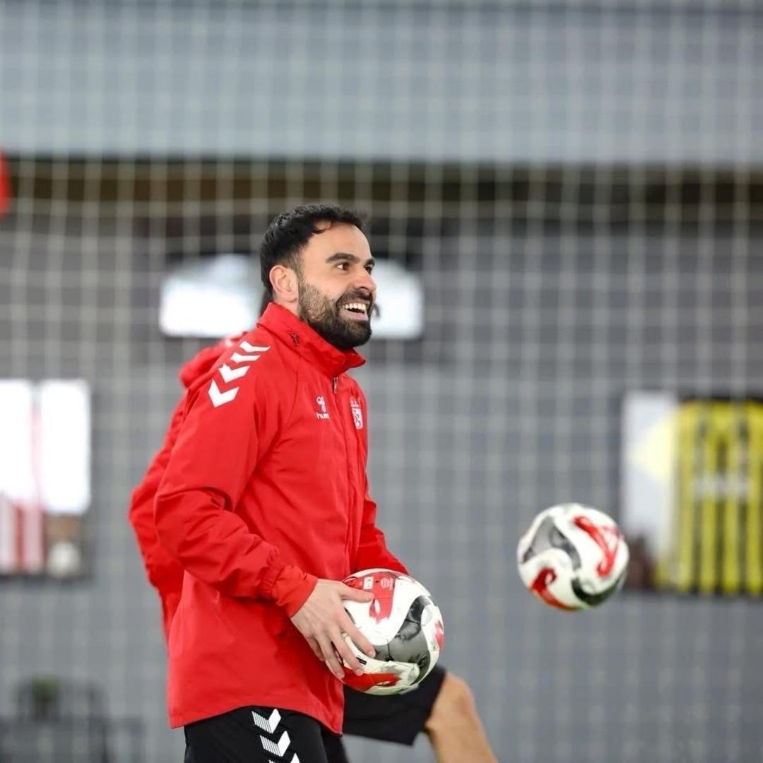 Sivasspor, yoğun kar sebebiyle kapalı sahada &ccedil;alıştı 3