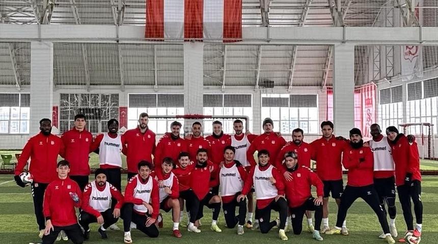 Sivasspor, yoğun kar sebebiyle kapalı sahada &ccedil;alıştı