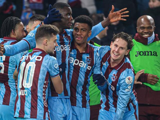 Trabzonspor  Kasımpaşa'yı 2-1 ile ge&ccedil;ti ve zirve takibini s&uuml;rd&uuml;rd&uuml;!