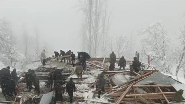 Pakistan'da kar yağışı felakete dönüştü! Çok sayıda ölü var