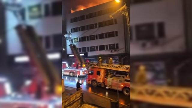 Yer: Kağıthane! Binanın çatısı alevlere teslim oldu