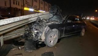 Otomobil bariyere saplandı: S&uuml;r&uuml;c&uuml; yara almadan kurtuldu