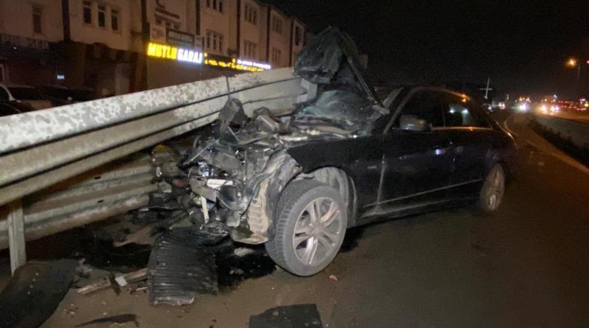 Otomobil bariyere saplandı: S&uuml;r&uuml;c&uuml; yara almadan kurtuldu