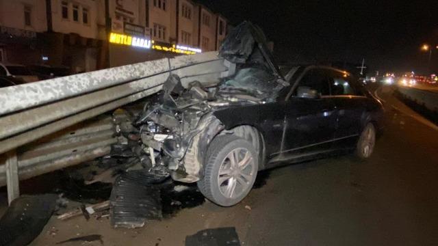 Otomobil bariyere saplandı: Sürücü yara almadan kurtuldu