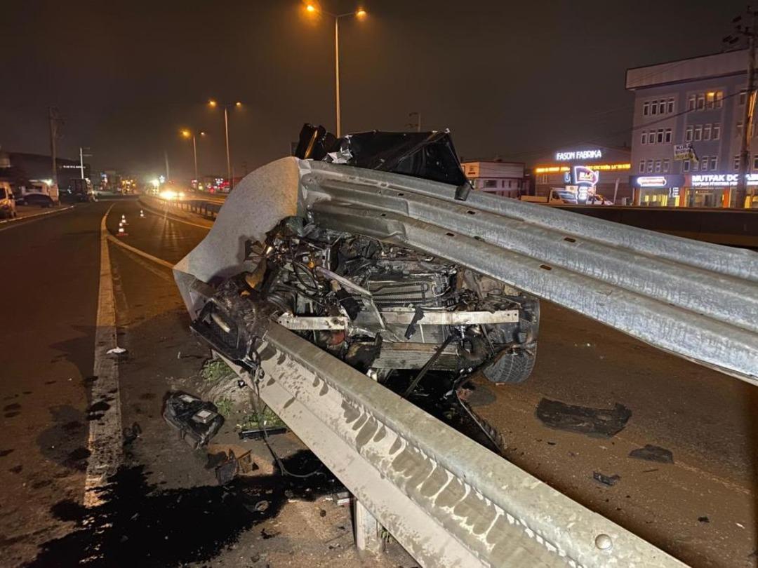 Otomobil bariyere saplandı: S&uuml;r&uuml;c&uuml; yara almadan kurtuldu 1