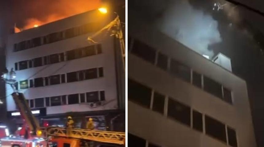 Kağıthane&rsquo;de binanın &ccedil;atısı alevlere teslim oldu 