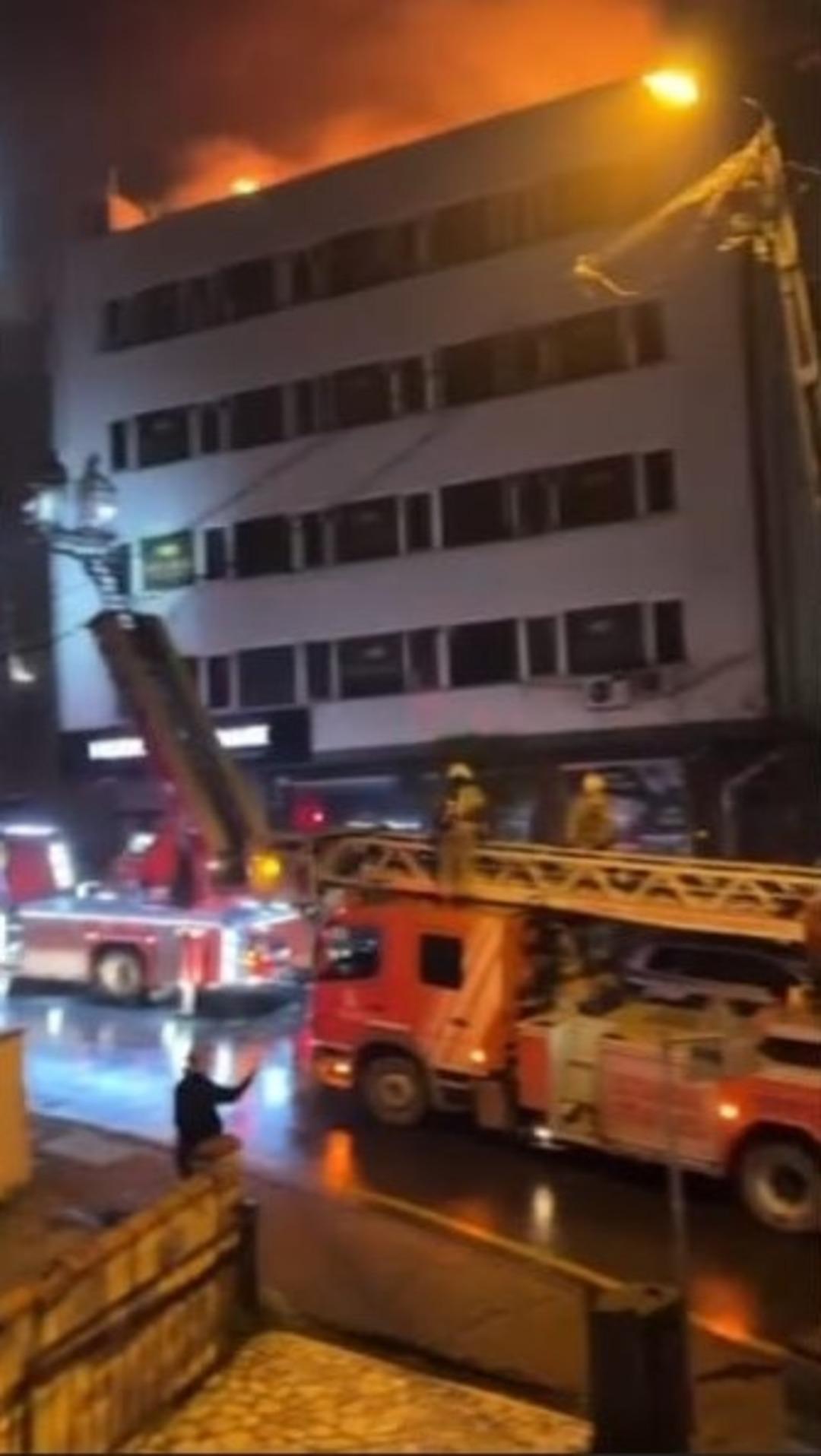 Kağıthane&rsquo;de binanın &ccedil;atısı alevlere teslim oldu  1