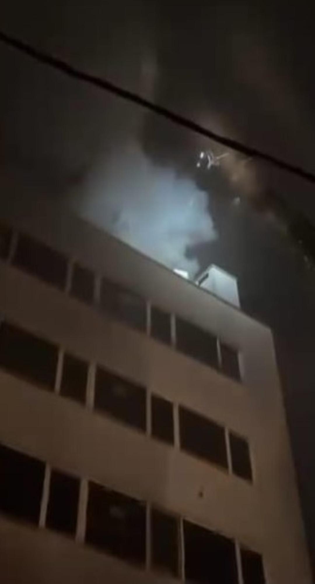 Kağıthane&rsquo;de binanın &ccedil;atısı alevlere teslim oldu  2