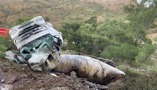 Dat&ccedil;a'da virajı alamayan tır devrildi: 1 yaralı