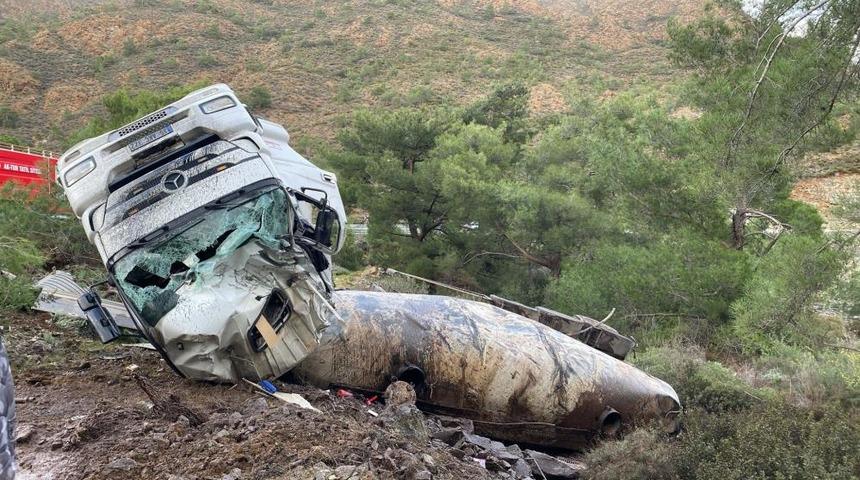 Dat&ccedil;a'da virajı alamayan tır devrildi: 1 yaralı