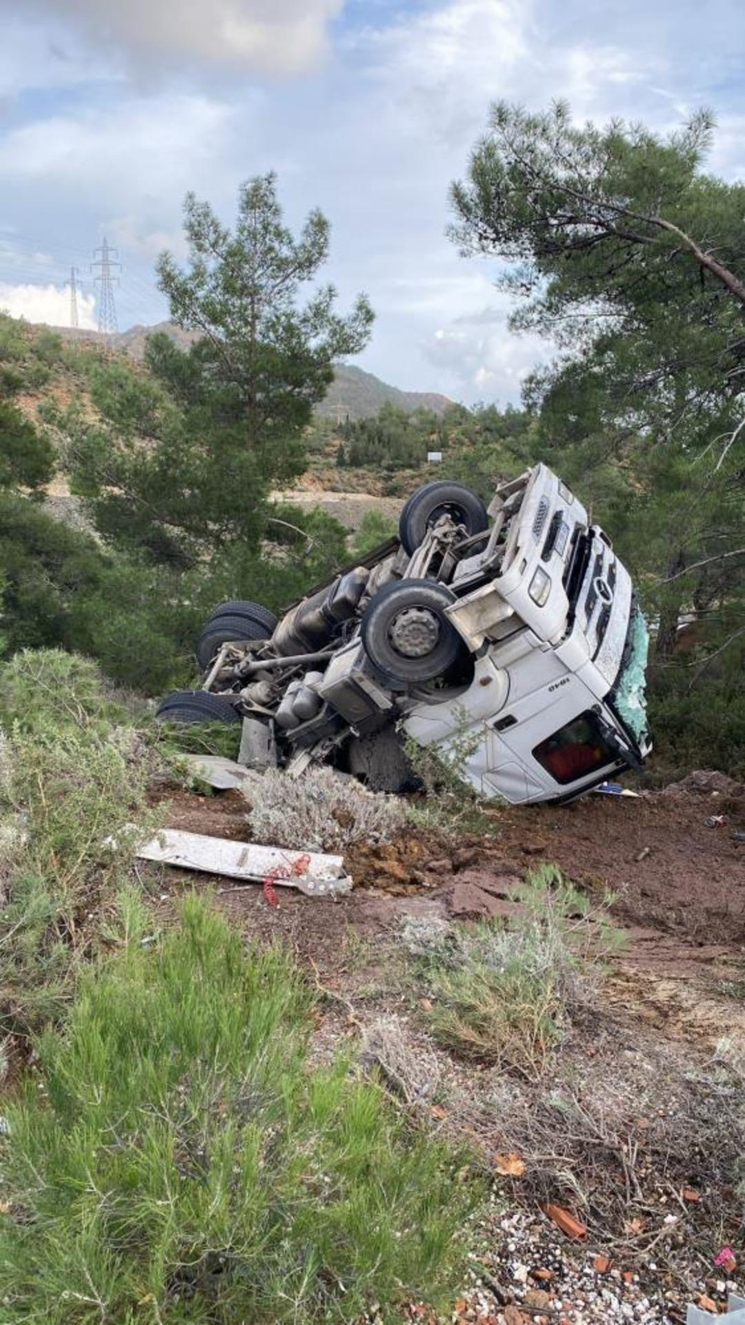 Dat&ccedil;a da virajı alamayan tır devrildi: 1 yaralı 1