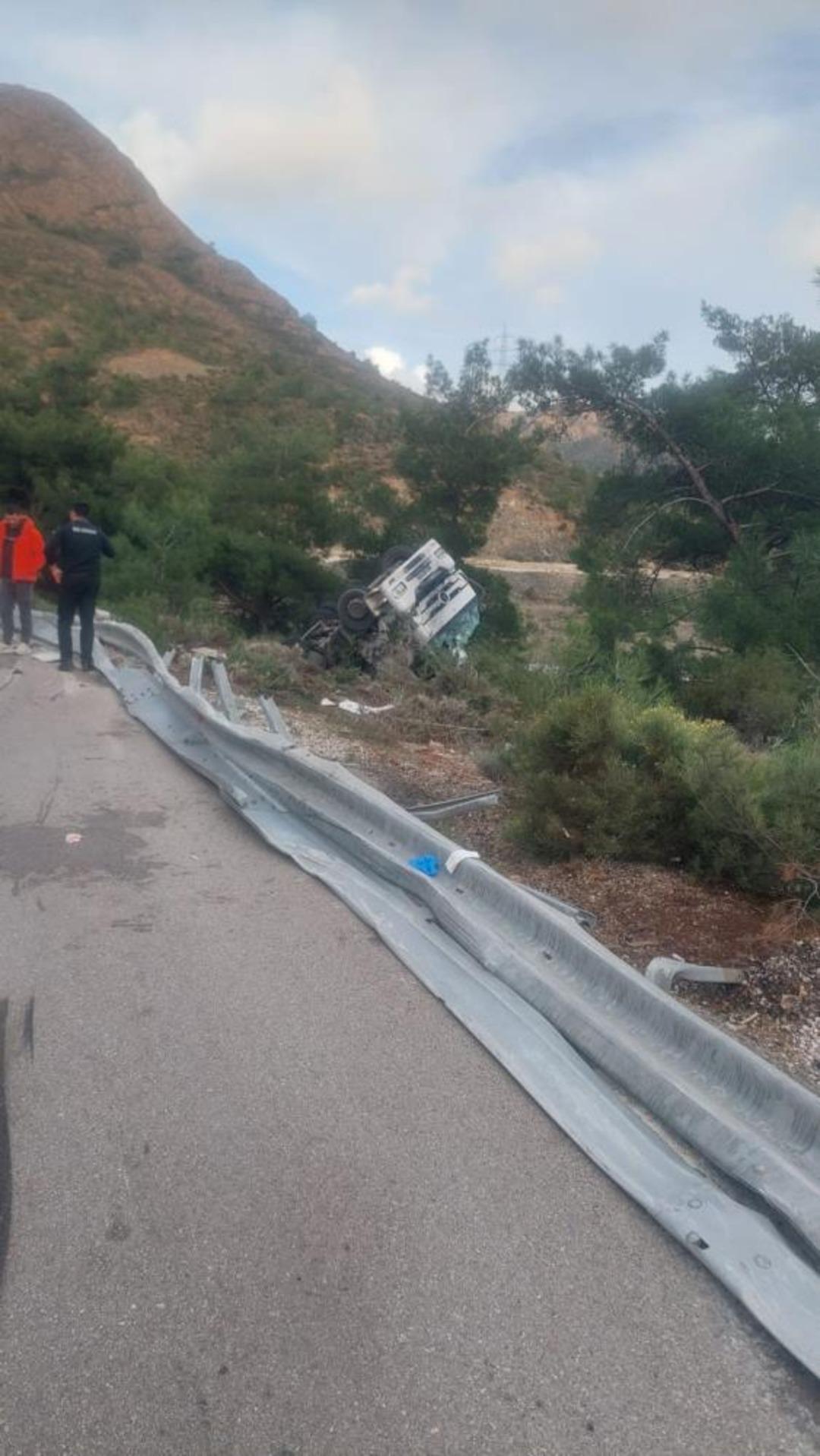 Dat&ccedil;a da virajı alamayan tır devrildi: 1 yaralı 2