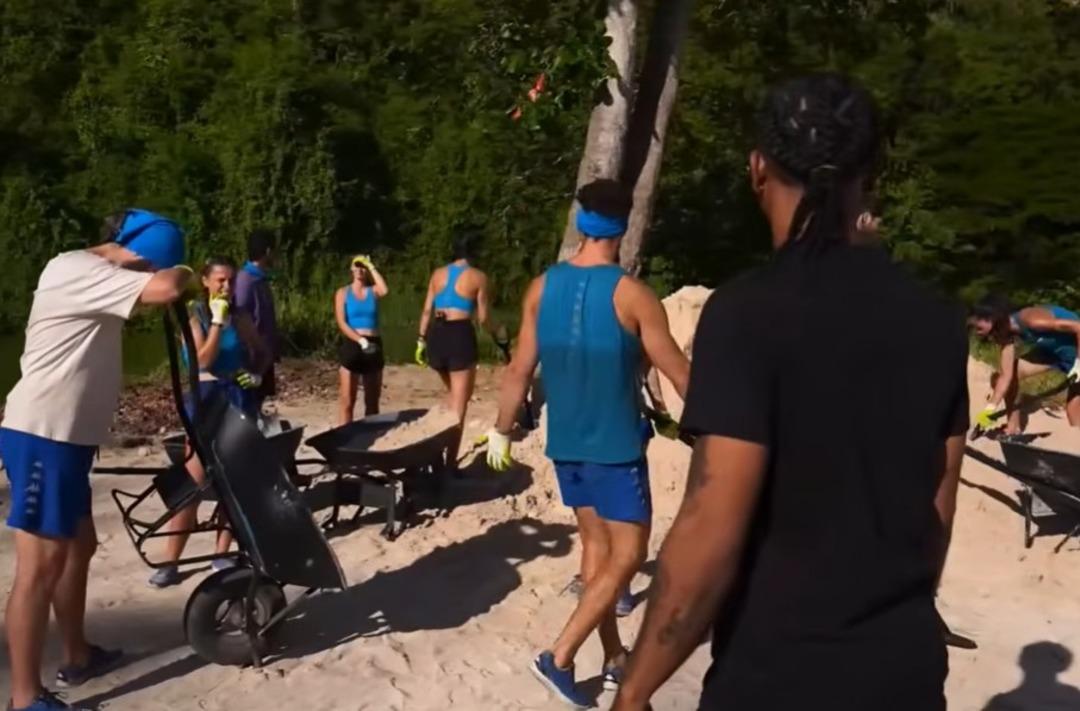 Survivor ın iddialı ismi sinir krizi ge&ccedil;irdi! Set &ccedil;alışanına k&uuml;rekle saldırdı 3