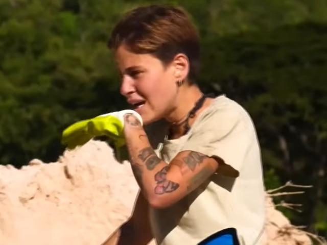 Yarışmacı sinir krizi ge&ccedil;irdi! Set &ccedil;alışanına k&uuml;rekle saldırdı 