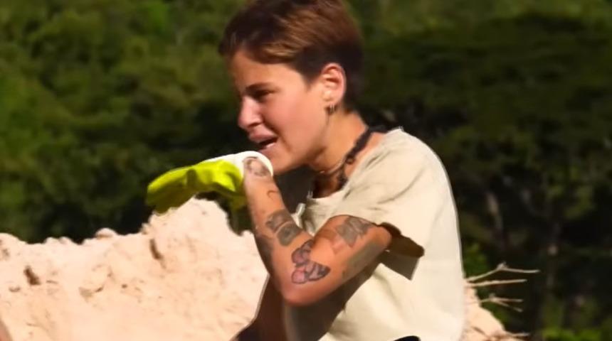 Survivor'ın iddialı ismi sinir krizi ge&ccedil;irdi! Set &ccedil;alışanına k&uuml;rekle saldırdı