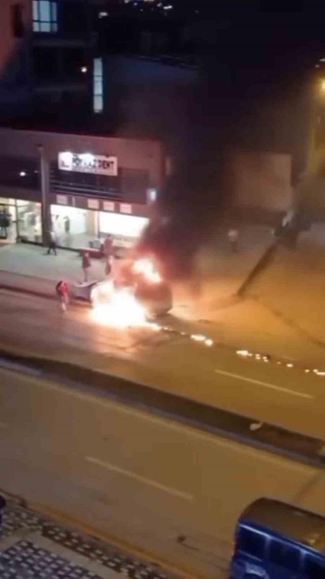 Bursa&rsquo;da ara&ccedil; alev aldı, esnaf yangın t&uuml;pleriyle koştu 1