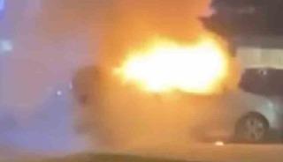 Bursa&rsquo;da ara&ccedil; alev aldı, esnaf yangın t&uuml;pleriyle koştu