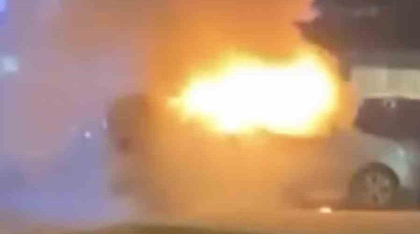 Bursa&rsquo;da ara&ccedil; alev aldı, esnaf yangın t&uuml;pleriyle koştu