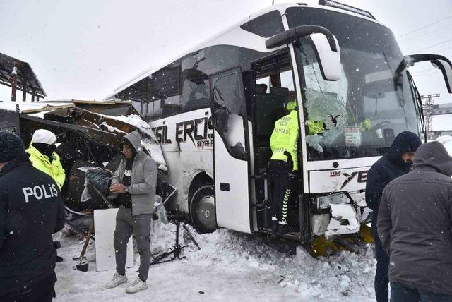 Yolcu otob&uuml;s&uuml;n&uuml;n polis noktasına &ccedil;arpma anı g&ouml;r&uuml;nt&uuml;leri ortaya &ccedil;ıktı 2