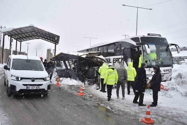 Yolcu otob&uuml;s&uuml;n&uuml;n polis noktasına &ccedil;arpma anı g&ouml;r&uuml;nt&uuml;leri ortaya &ccedil;ıktı 1