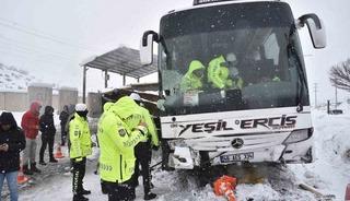 Yolcu otob&uuml;s&uuml;n&uuml;n polis noktasına &ccedil;arpma anı g&ouml;r&uuml;nt&uuml;leri ortaya &ccedil;ıktı