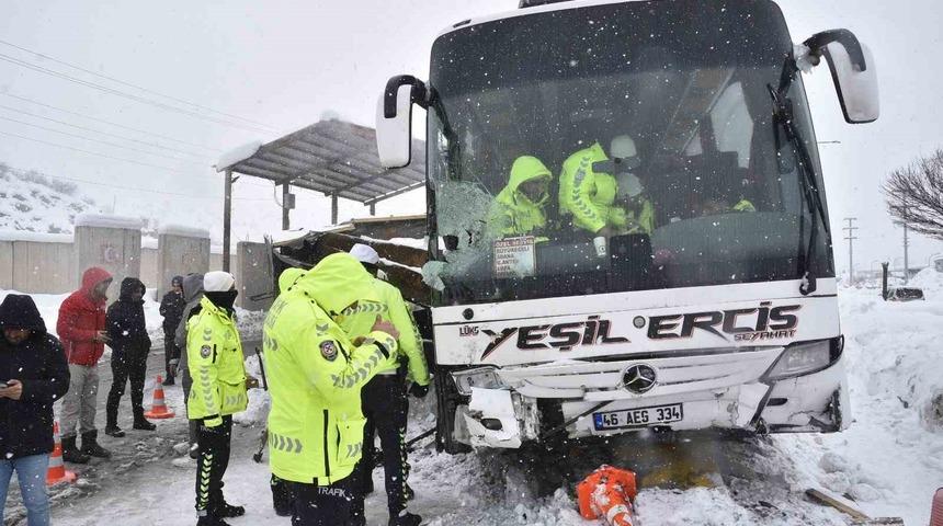 Yolcu otob&uuml;s&uuml;n&uuml;n polis noktasına &ccedil;arpma anı g&ouml;r&uuml;nt&uuml;leri ortaya &ccedil;ıktı