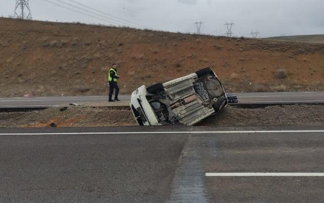 Konya&rsquo;da otomobil ref&uuml;je devrildi: 4 yaralı 1