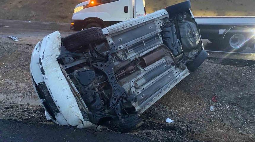 Konya&rsquo;da otomobil ref&uuml;je devrildi: 4 yaralı