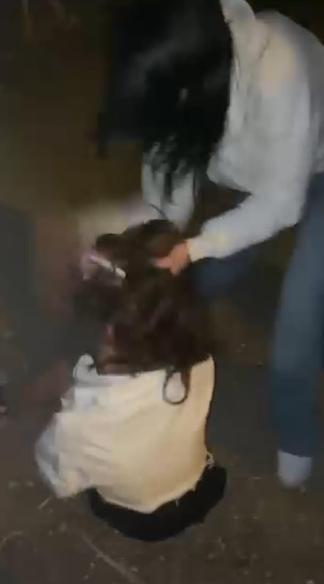 Adana da 2 kız, tartıştıkları kızı yere yatırıp darbetti! Arkadaşları da kaydetti 2